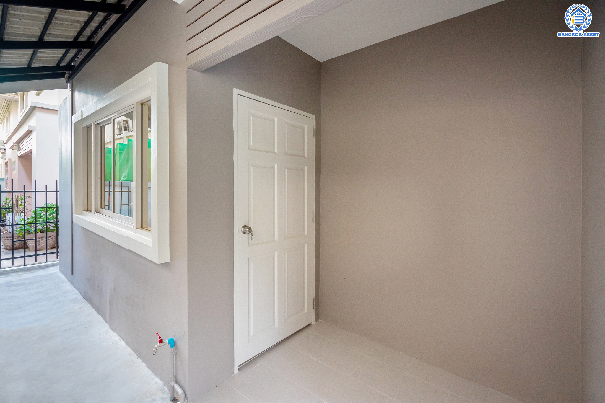 บ้านมือสองตกแต่งใหม่ ม.รัชชา2 บางใหญ่ บ้านเดี่ยว หลังมุม เนื้อที่ 59 ตร.ว. ฟังก์ชัน 4 ห้องนอน 3 ห้องน้ำ จอดรถได้ 2 คัน บนทำเลเชื่อมต่อถ.กาญจนาภิเษก ใกล้เซ็นทรัลเวสต์เกต ทางด่วน "กาญจนาภิเษก" และรถไฟฟ้าสายสีม่วง "สถานีตลาดบางใหญ่"